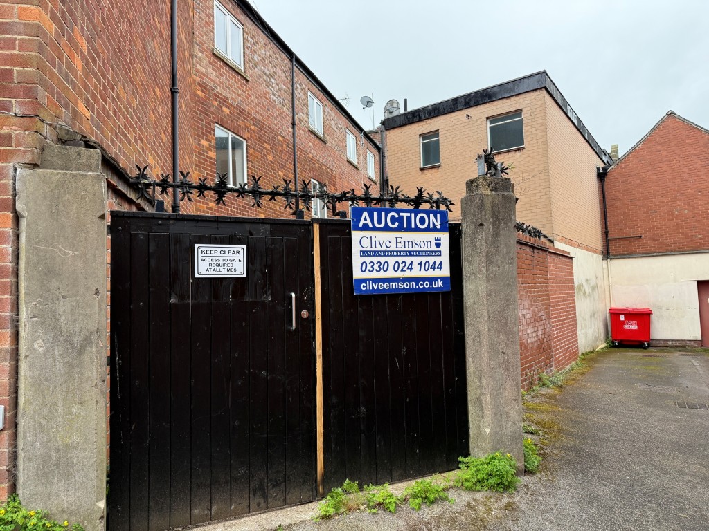 Lot: 14 - VACANT TOWN CENTRE COMMERCIAL PREMISES AND YARD WITH POTENTIAL - Gated entrance to the yard on access from Market Place to Church Street